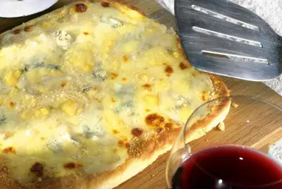 Пицца «Четыре сыра» на оливковом масле
