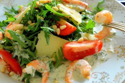 Теплый салат с креветками под соусом дор-блю