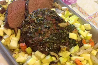 Запеченая говядина с лимонно травяной корочкой и овощами