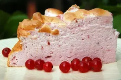 Воздушный белковый торт с ягодами