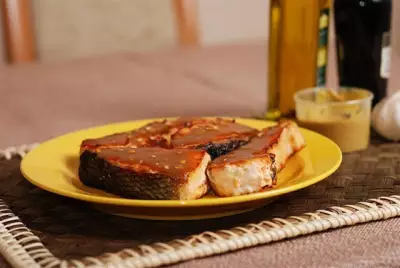 Запеченые в черном перце кусочки лосося, маринованные в кленовом сиропе