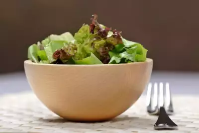 Простой зеленый салат с заправкой из семян сельдерея