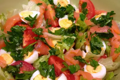 Салат с перепелиными яйцами семгой и томатами черри