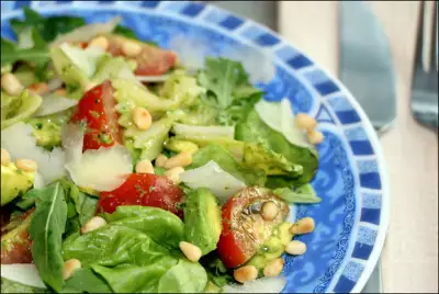 Салат с фарфалле, помидорами и соусом песто