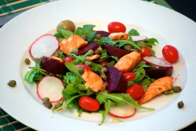 Салат с лососем и овощами