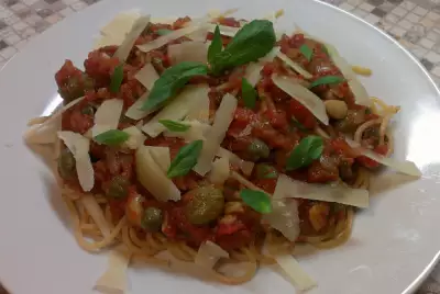 Спагетти а‑ля путанеска с томатами и анчоусами