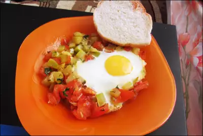 Яйца, запеченные с овощами