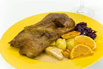 Жареная утка с картошкой и соусом