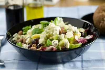 Салат с рукколой мятой грушами грецкими орехами и голубым сыром