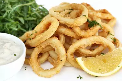 Жареные кольца кальмаров в тесте из нутовой муки с салатом из петрушки