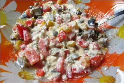 Теплый салат с баклажанами, болгарским перцем и фетой