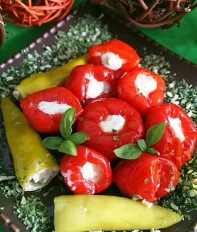 Разноцветные перцы фаршированные нежной сырно чесночной начинкой