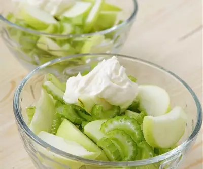 Простейший салат с сельдереем и зеленым яблоком