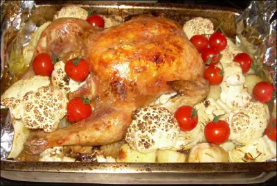 Курица, запеченная с овощами и сладким перцем