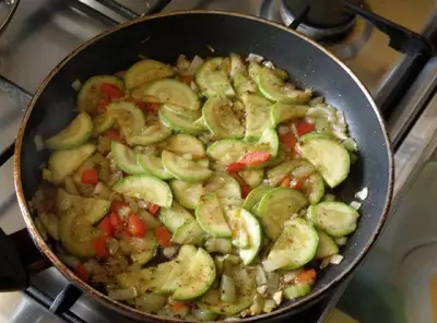 Теплый овощной салат с чесноком и специями