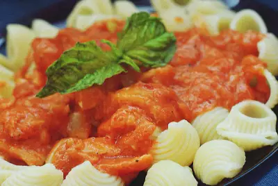 Паста со слабосоленым лососем в томатно-сливочном соусе