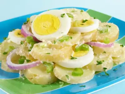Картофельный салат с зеленью и сливочным соусом