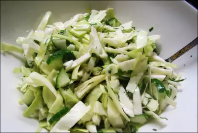 Холодный салат из капусты и кинзы с чесночной заправкой