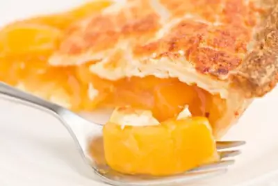 Румяный пирог с абрикосами и нежной сливочной крошкой