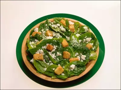 Салат «Цезарь» с приправленными зеленью крутонами