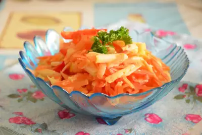 Салат с морковью, сыром и кефиром
