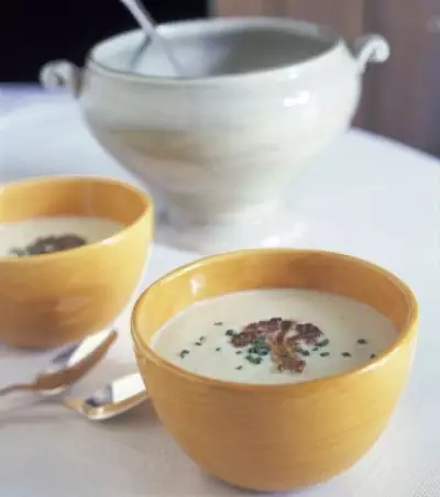 Крем-суп из цветной капусты с лесными грибами и шнитт-луком