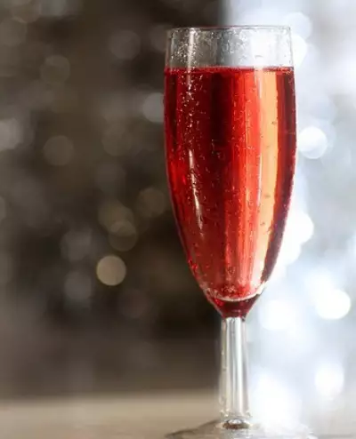 Новогодний гранатовый коктейль с шампанским
