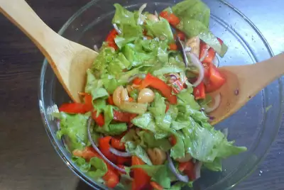 Легкий салат с маринованными шампиньонами