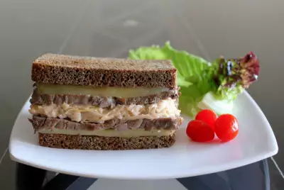 Сэндвич с говядиной и квашеной капустой