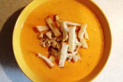 Тыквенный крем-суп с курицей и сухарикамии