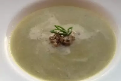 Крем суп из спаржи со сливочно трюфельной заправкой