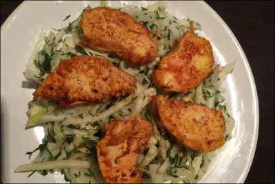 Капустный салат с пряной курицей