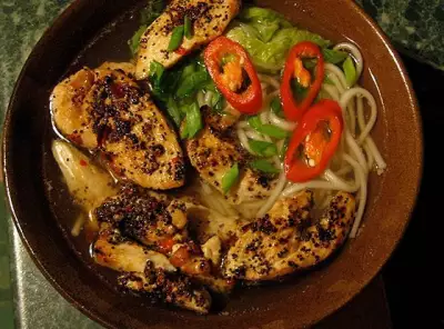 Азиатский куриный суп с лапшой