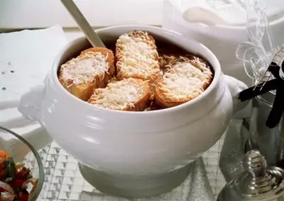 Французский луковый суп с тимьяном и чесночными крутонами с сыром