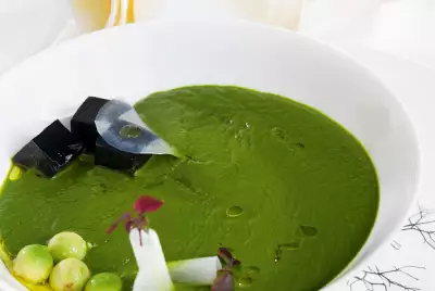 Суп из щавеля с желе из краснокочанной капусты