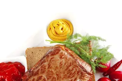 Стейк из маринованной пашины на хлебе с вялеными томатами и чесноком
