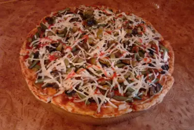 Пицца с колбасой зеленой фасолью и оливками