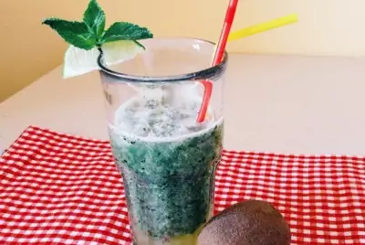 Зеленый коктейль из киви, петрушки и меда
