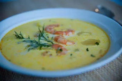 Сырный суп с креветками и зеленью