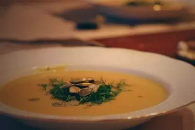 Тыквенный крем-суп с зеленью и семечками