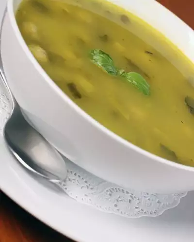 Сливочный суп из курицы со шпинатом, сельдереем и зеленым горошком