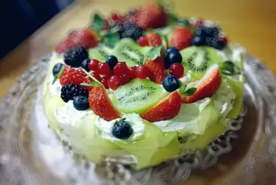 Торт с творожно-сливочным кремом и фруктами