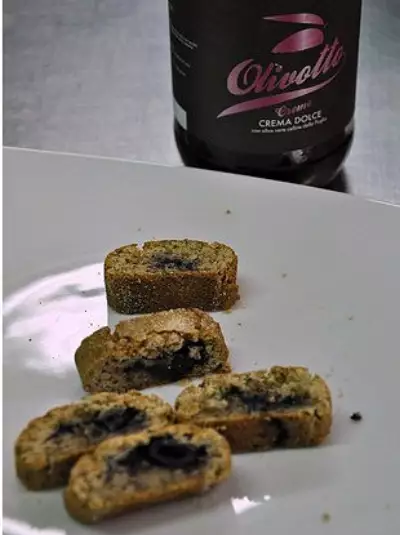 Миндальное печенье со сладкими оливками