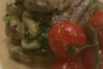 Телятина с грибами и шпинатом в соусе из самбуки