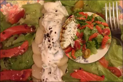 Салат с форелью, картофелем и сметаной
