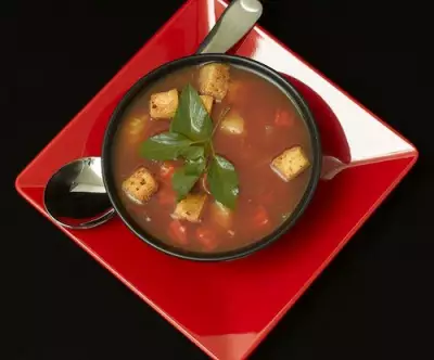 Суп со шпиком, помидорами и чесноком