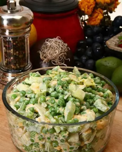 Салат из цыпленка с картофелем, зеленым горошком и лесными орехами