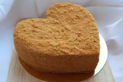 Торт «Медовик» с кремом из сгущенного молока