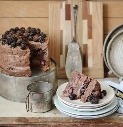 Шоколадный торт с ежевикой