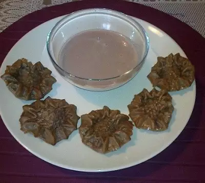 Бисквитное печенье муско к соусу сабайон с виноградным соком
